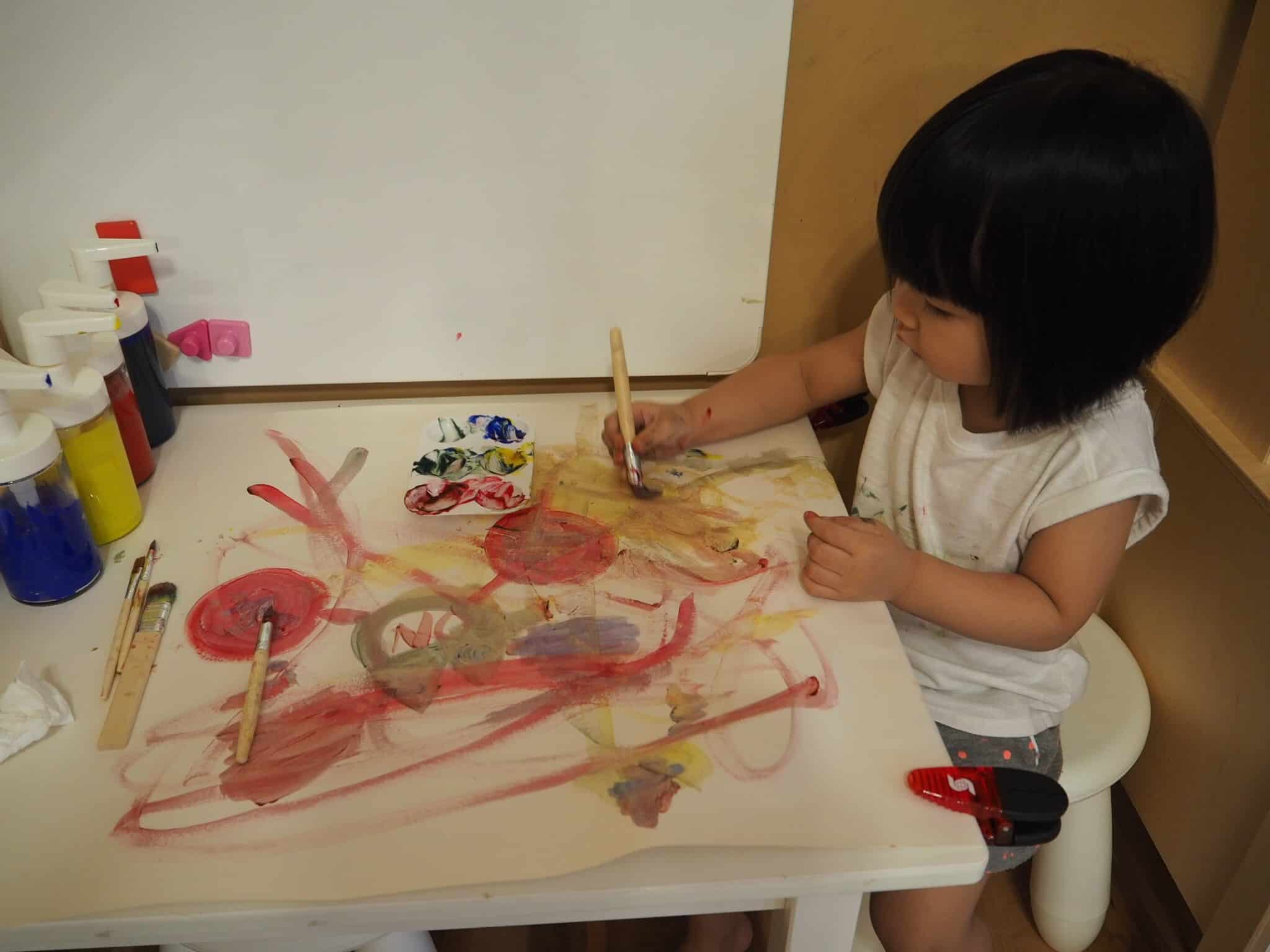 兩歲 歐練彩繪中