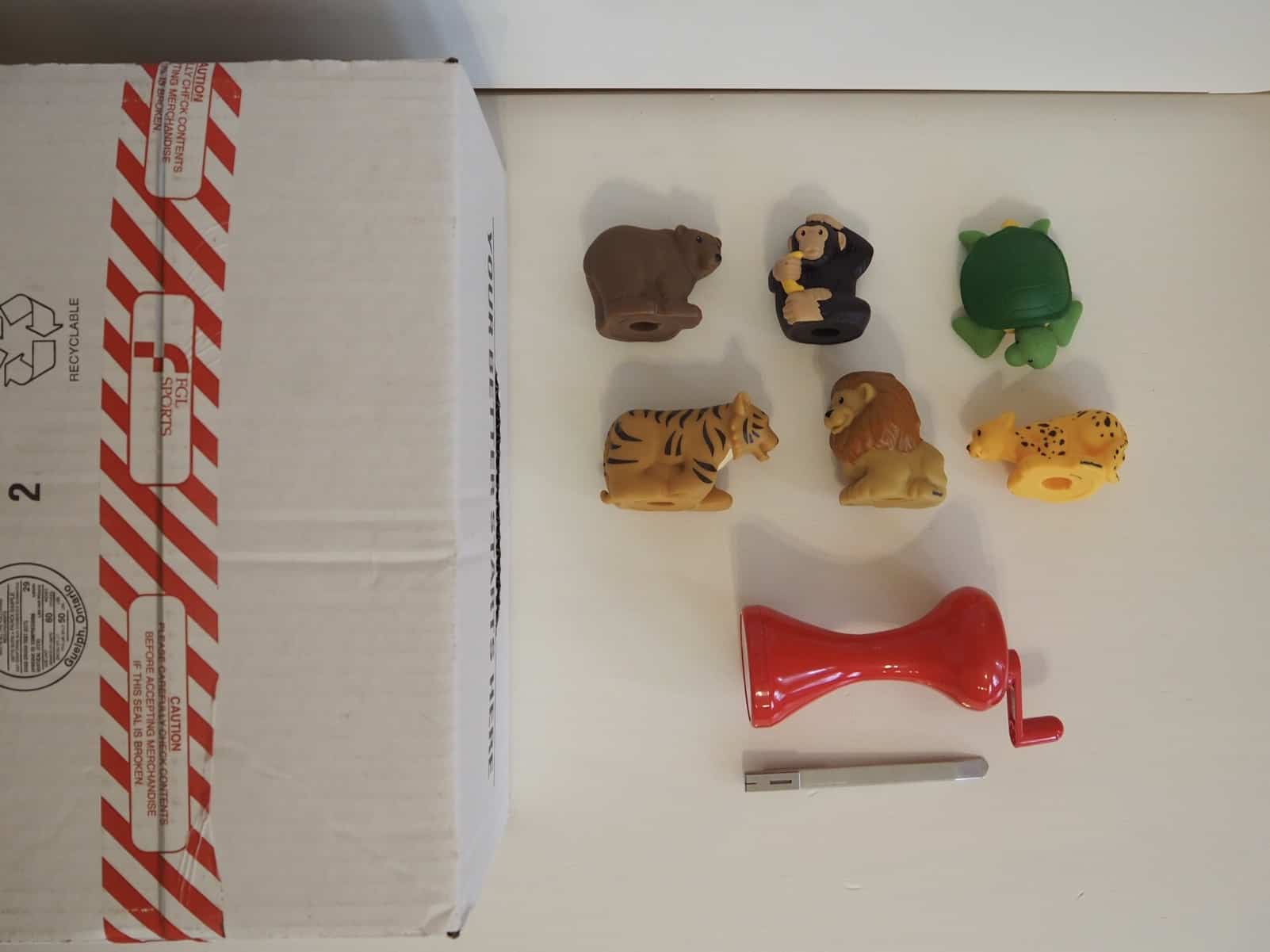紙箱、美工刀、手電筒、小動物玩具們