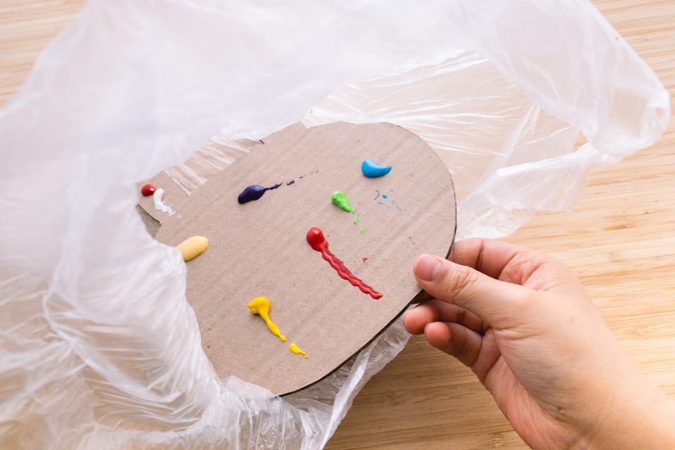 DIY 回收塑膠袋彩繪 － 用紙板做出會變化表情的兔子 4