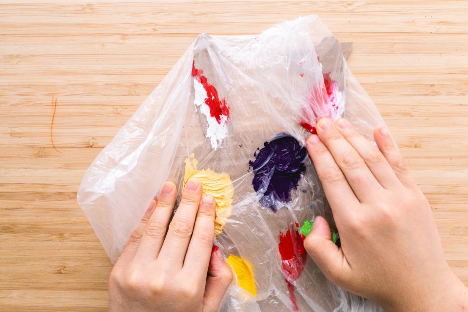 DIY 回收塑膠袋彩繪 － 用紙板做出會變化表情的兔子 5