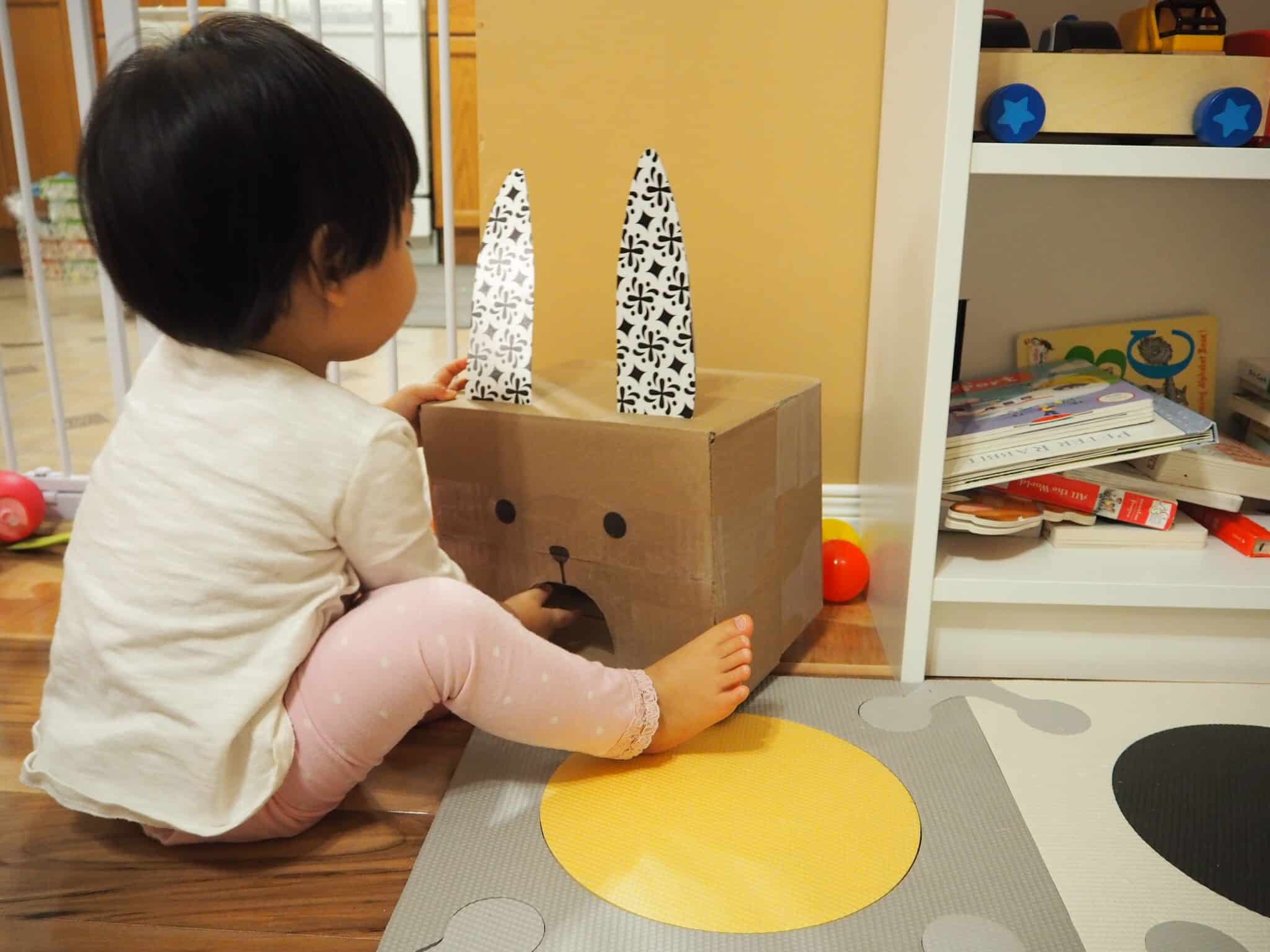 DIY自製玩具 DIY 給一歲寶寶的自製紙箱玩具 兔子愛吃球