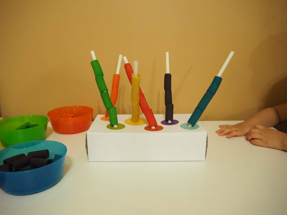 自製玩具-空面紙盒搭配彩虹筆管麵小遊戲