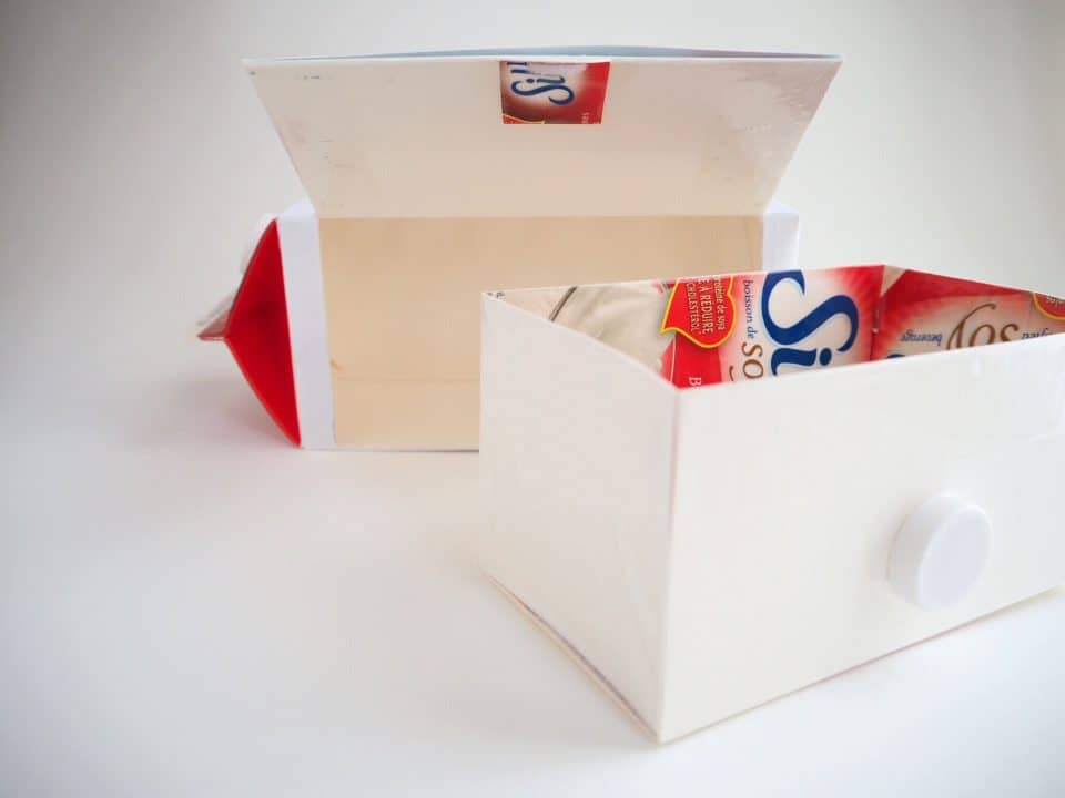自製玩具-風琴投卡盒的牛奶盒 背面 抽屜