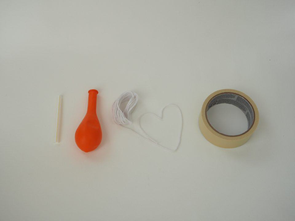 需要的材料：吸管、氣球、細繩(任何能穿過吸管的繩子皆可)、膠帶(或紙膠帶)