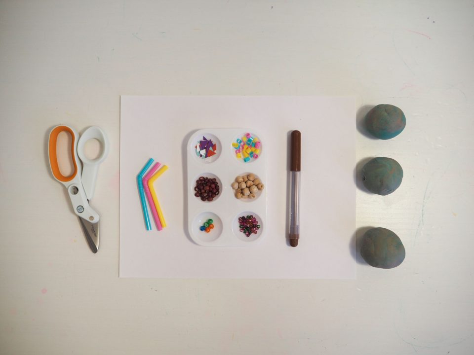 舊黏土、畫紙、吸管、剪刀、小珠珠、各色碎紙、小豆子、彩色筆