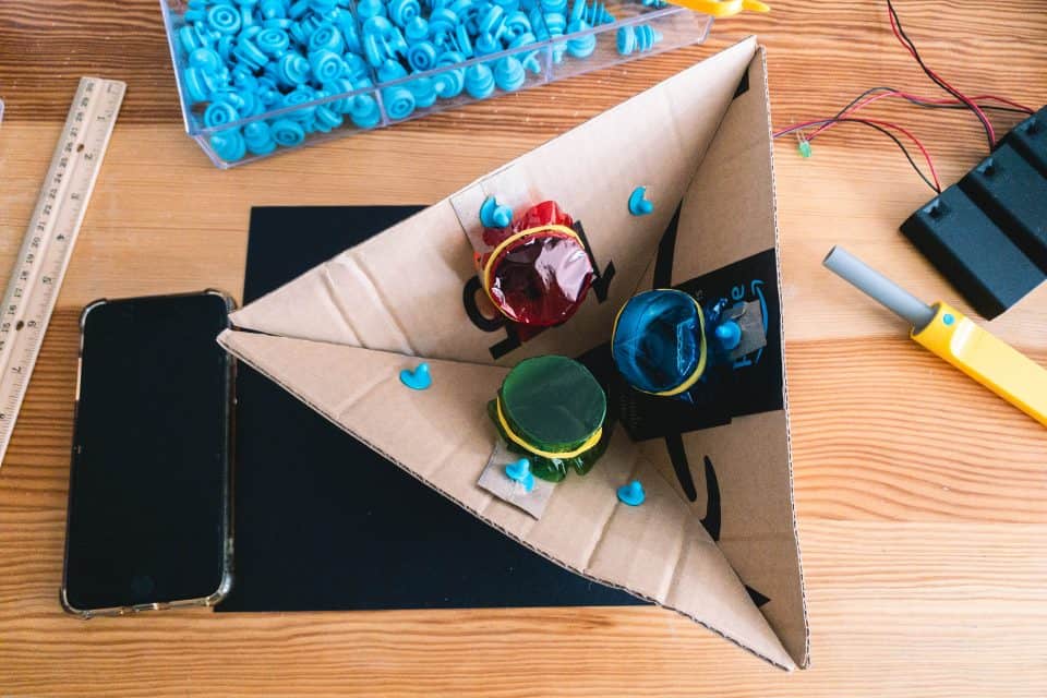 DIY 色光三原色三角錐實驗 －紙箱就能玩（版型分享） 1